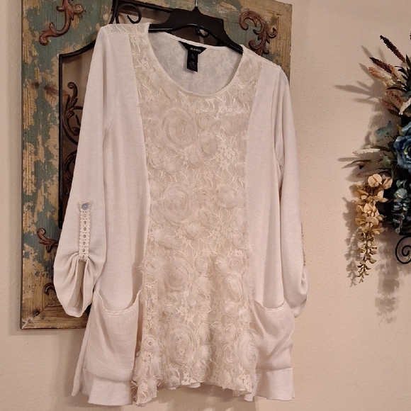 Ali Miles Sweaters - Ali Miles Ivory Lace Embroidered Sweater. Excellent Condition Size Medium